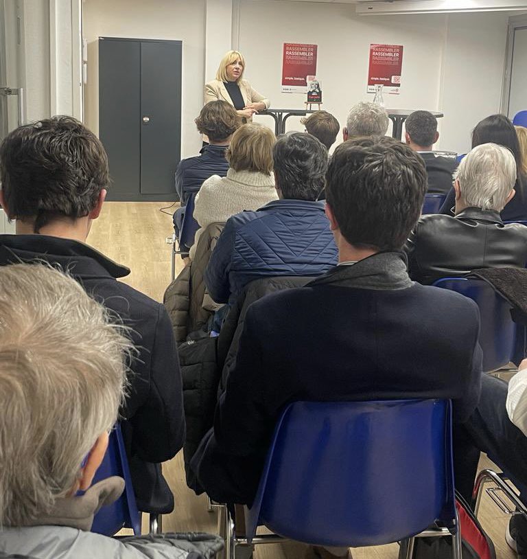 SFontanges69's tweet photo. Une salle pleine pour @FloPortelli maire de Taverny, Vice-présidente de la région Ile-de-France qui nous présente son livre « Franc-Parler » Des idées nouvelles pour la Droite, des réflexions partagées, des échanges riches : de quoi nous attirer à nous plonger dans ce livre https://t.co/hsZFiYRrku
