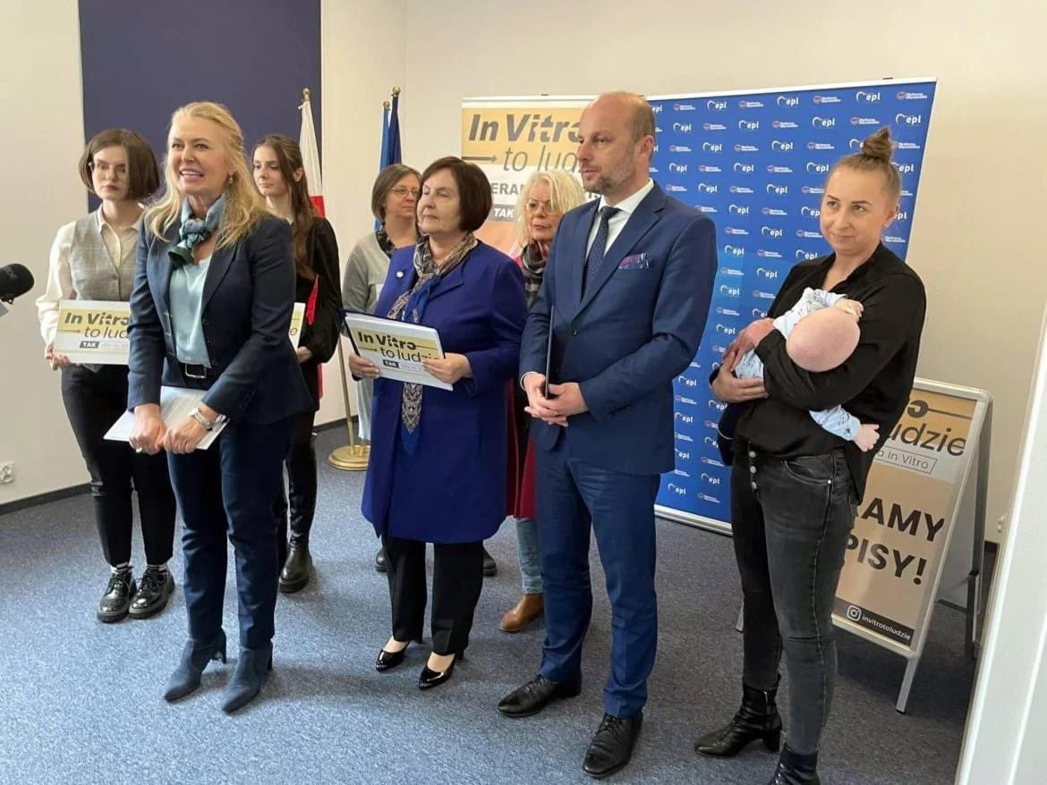 Butryn_Renata's tweet photo. W Rzeszowie  minister B. Nowacka podkreśliła, że  od 1 czerwca 2024 roku program  in vitro znów będzie refundowany.  
👉Podpisy pod projektem ustawy „Tak dla in vitro” zbieraliśmy  także w Stalowej Woli. Na Podkarpaciu Ambasadorem akcji była europosłanka  @elukacijewska https://t.co/wvQA2hBFAq