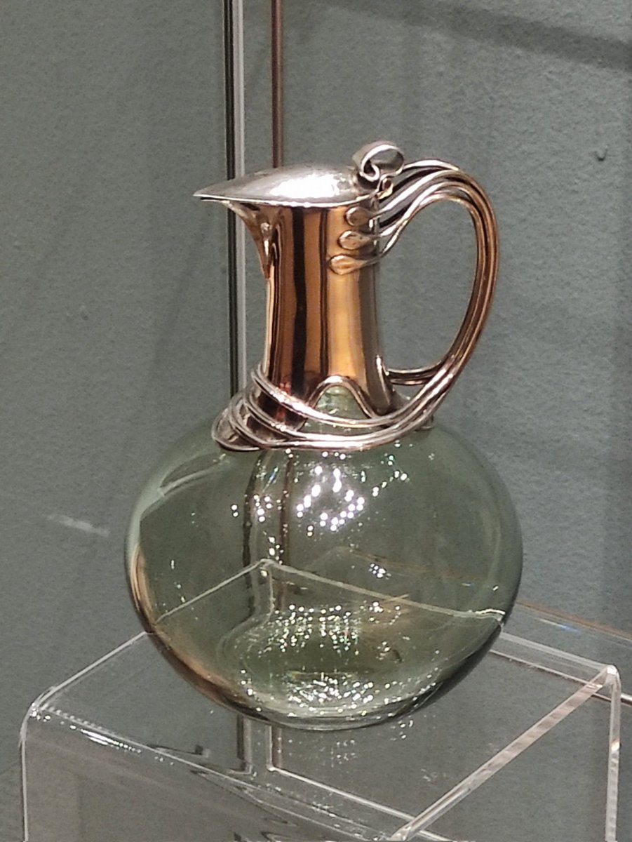 From Victorian Radicals at Birmingham Museum and Art Gallery, here's a thing of loveliness. Claret jug by Harry Powell. Best known as a glass designer, Powell learnt silversmithing from C. R. Ashbee of the Guild of Handicraft. That handle! #ArtsandCrafts