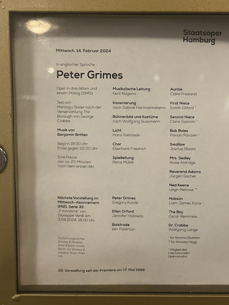 SchonHeiko's tweet image. #PeterGrimes @staatsoperHH

#Britten|s Werk ist ein forderndes, an die Nieren gehendes Stück Musiktheater - und thematisch ungemein aktuell. Die Regie (nach #SabineHartmannshenn) setzt ganz auf optische Abgrenzung, das Nicht-Dazugehören, gefasst in groß gedachten,…
