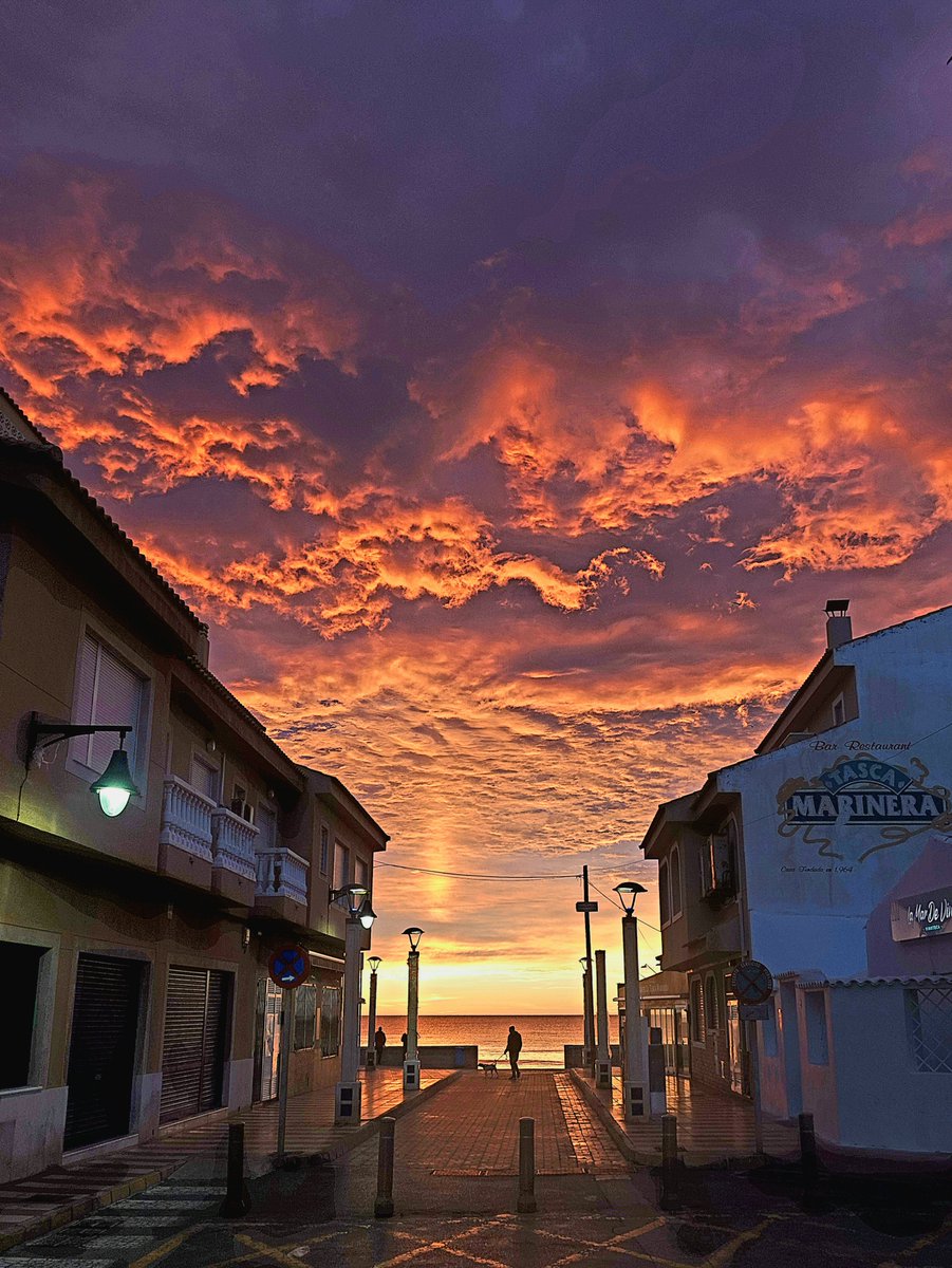 Fijaos qué escenario para rodar una película ¡Espectacular salida del sol! Nos lo manda José Arévalo, que lo captó esta semana en la Playa del Carrer la Mar. Cada amanecer es un regalo en El Campello 😍
#ShootingInSpain #Shooting #Film #ComunitatValenciana