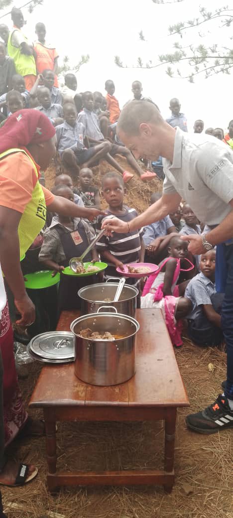 This picture means alot. The UEFA president also served food to the kids of kunuuma village in masindi district on the commissioning of tge works of the Aliguma foundation empowerment center. @UEFA_Foundation @SportsEmpower @usmissionuganda @Aina2Ola