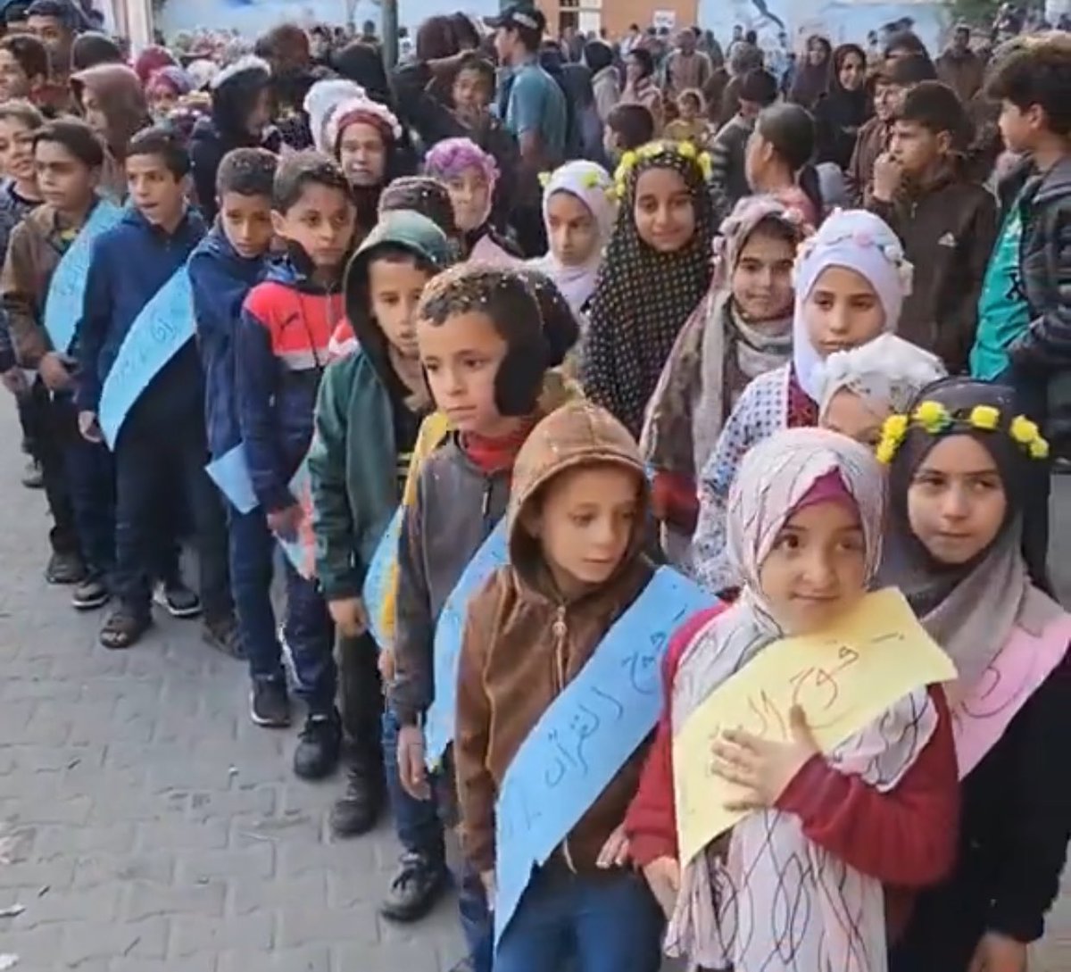 هؤلاء الأطفال أتموا حفظ كتاب الله تحت القصف!
وهذا حفل تخريجهم في أحد مراكز النزوح!
غزَّة الجميلة جداً،
غزَّة التي لا تُشبه شيئاً في هذا العالم! ❤️