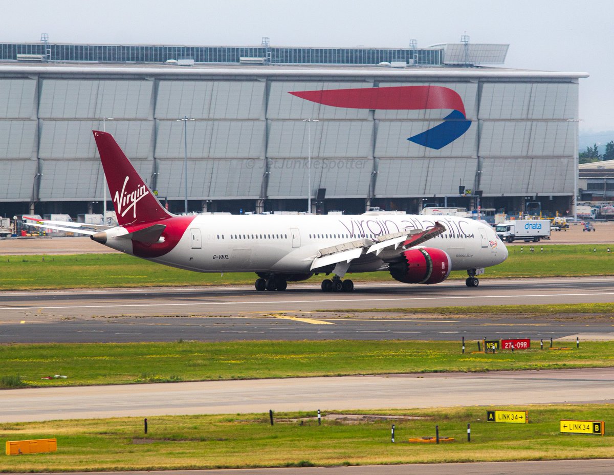 Here’s one of @VirginAtlantic #b787 slowing down on 17L @HeathrowAirport pass this rivals cargo centre 🤣 #Aircraft #airliner #Airplane #airwaysmagazine #AvGeek #aviation #b789 #boeing #boeinglovers #canonaviation #Heathrowairport #plane #proaviation #planepics #virginatlantic