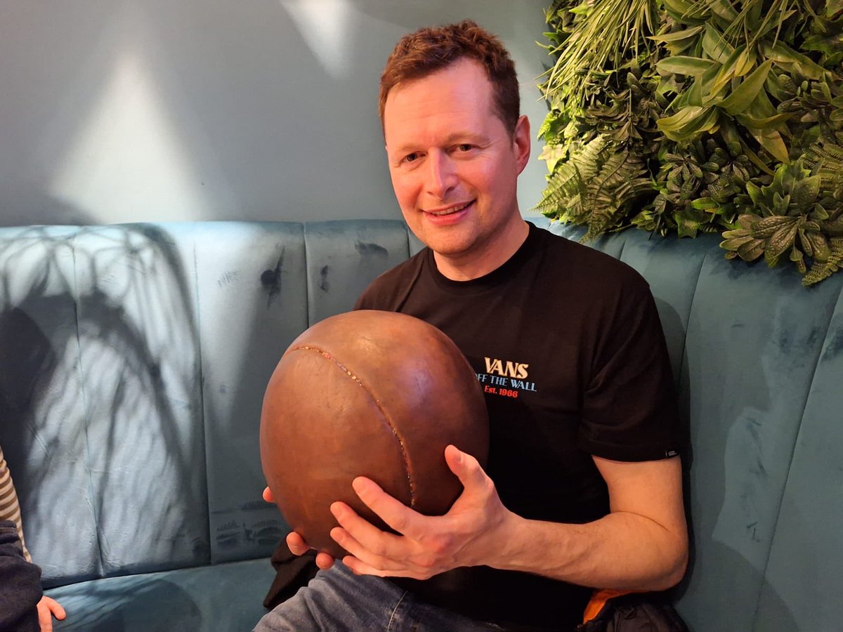 alexgetsaround's tweet photo. A #Shrovetide2024 catalogue pose.
Another few days of unique madness ends with a surreal moment in an #Ashbourne bar when #Upards goaler Steve Maznenko’s ball was passed to me. Eye-popping coverage from our amazing students here 👉 @StoryHubDerby.
I. Am. Shattered. https://t.co/qtp693R39H