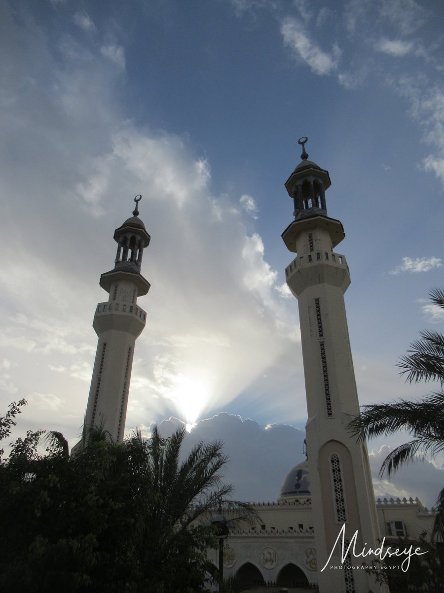 EgyptSusan's tweet photo. When you briefly climb up someone's steps to get the photo, because you just don't get it from street level. Often I can imagine the photo but need to work out how to be in the right place to take it.

#Egypt #sharmelsheikh #southsinai #rainclouds #mosque https://t.co/5y0N00ADod