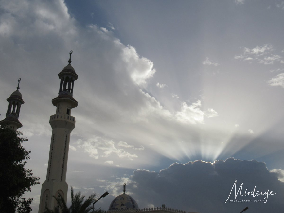 EgyptSusan's tweet photo. When you briefly climb up someone's steps to get the photo, because you just don't get it from street level. Often I can imagine the photo but need to work out how to be in the right place to take it.

#Egypt #sharmelsheikh #southsinai #rainclouds #mosque https://t.co/5y0N00ADod