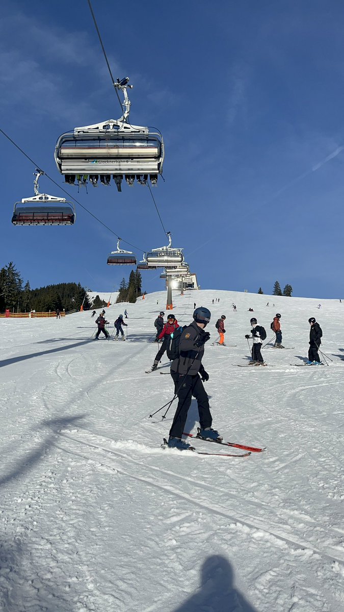 LRGSskiing's tweet image. The beginners skiing ⛷️ in the sun. Temp: 6 degrees Celsius 🌡️ ☀️