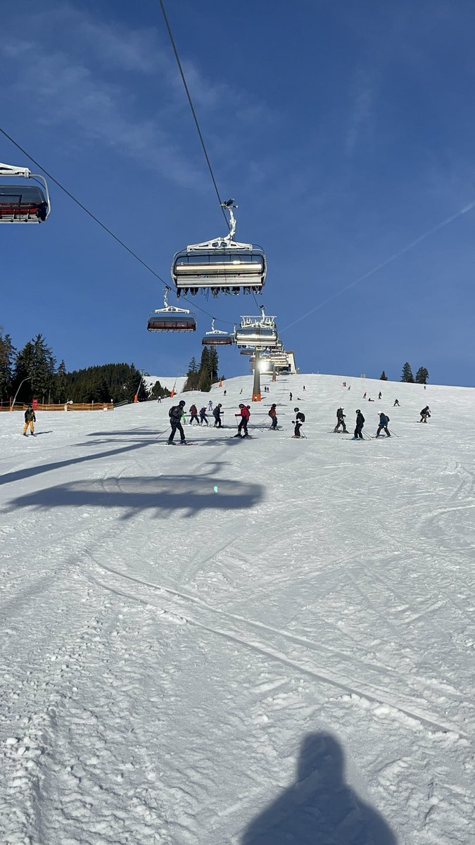 LRGSskiing's tweet image. The beginners skiing ⛷️ in the sun. Temp: 6 degrees Celsius 🌡️ ☀️