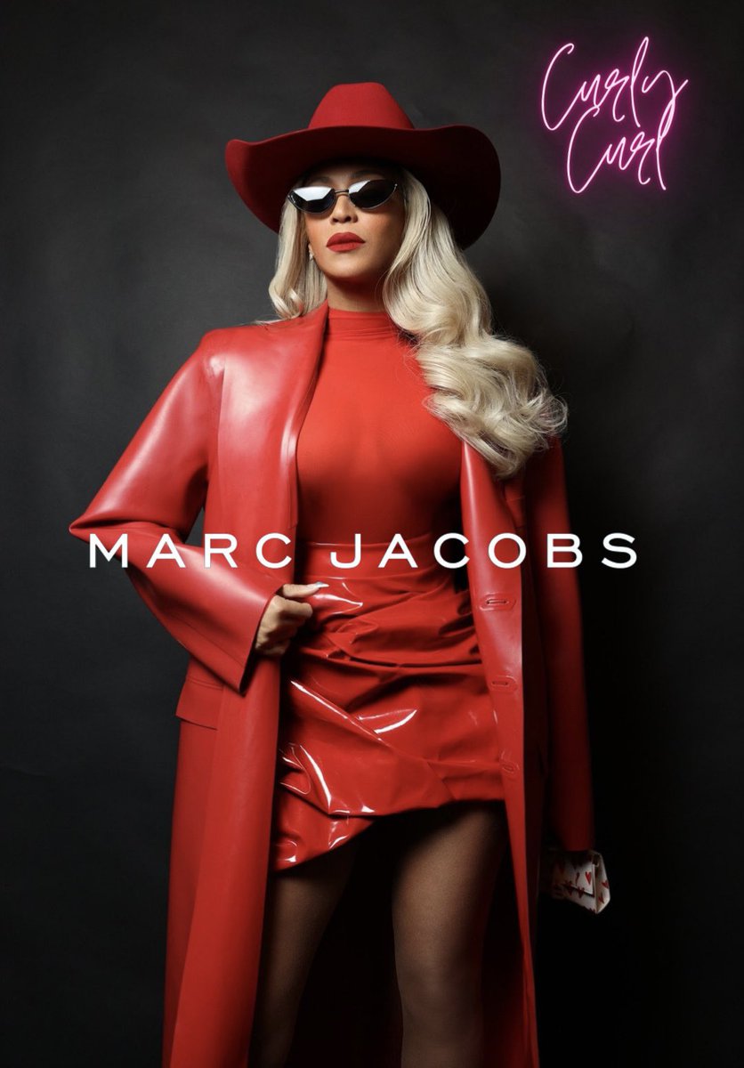 curlycurlworld's tweet photo. 👑✨ Beyoncé slays in Marc Jacobs, accessorizing with a touch of love – a mini Balenciaga bag adorned with heart prints. Queen of style reigning supreme! #FashionRoyalty #BeyonceStyle https://t.co/F9ZDLUU3SE