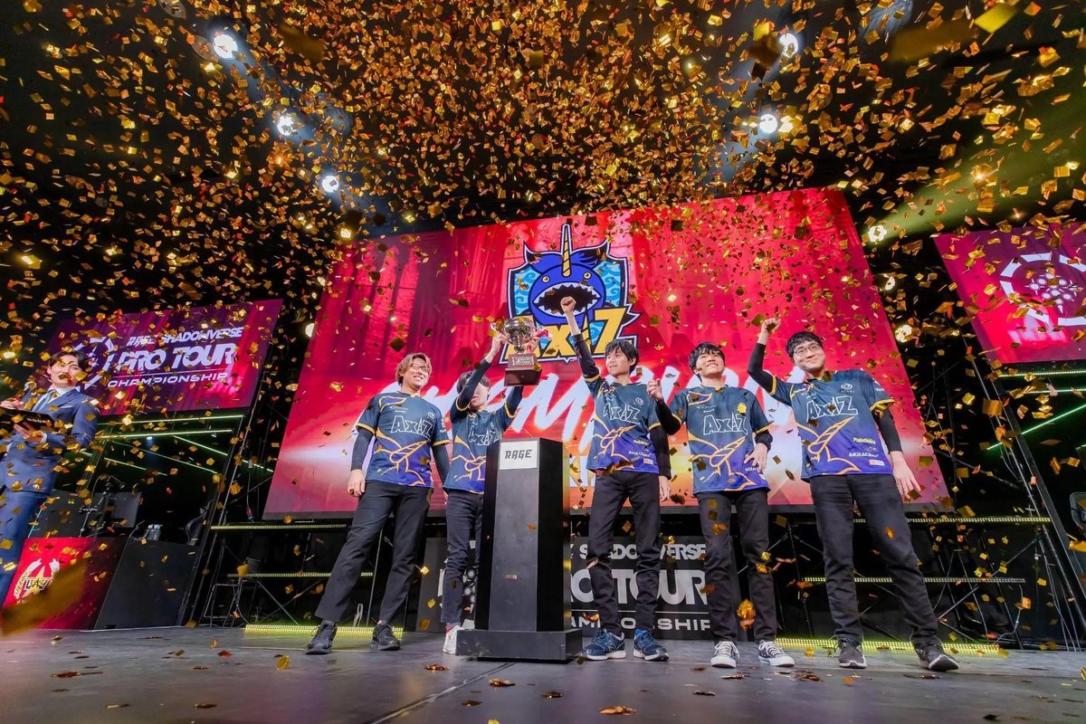 Magazine_SV's tweet photo. 【#シャドマガ 大会情報🏆】
先日行われた「RAGE SHADOWVERSE PRO TOUR CHAMPIONSHIP 23-24」のイベントレポートが公開！
AXIZの優勝で幕を閉じた今シーズンの最終戦を振り返りましょう。

▼詳細はこちら
https://t.co/m4r32bsOMa
#シャドバ #RSPT #PTCS https://t.co/PaNBOh6ui3