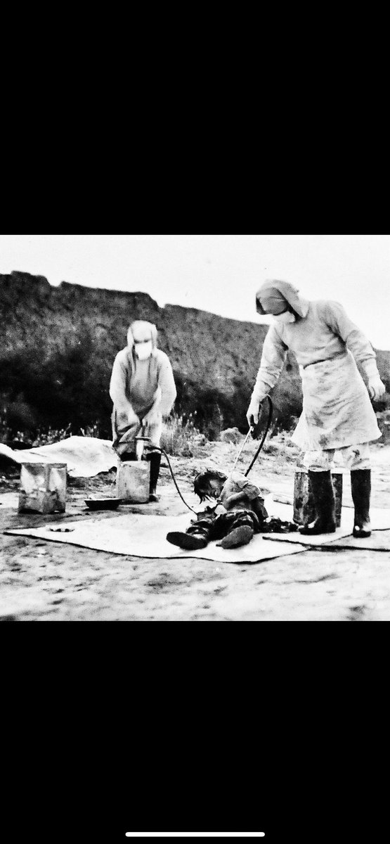 صوره  من عام 1941 
افراد من الوحدة اليابانية 731 يقومون بتجربة بيلوجية على طفل صيني أسير برشه بالفيروسات #اليابان #الصين