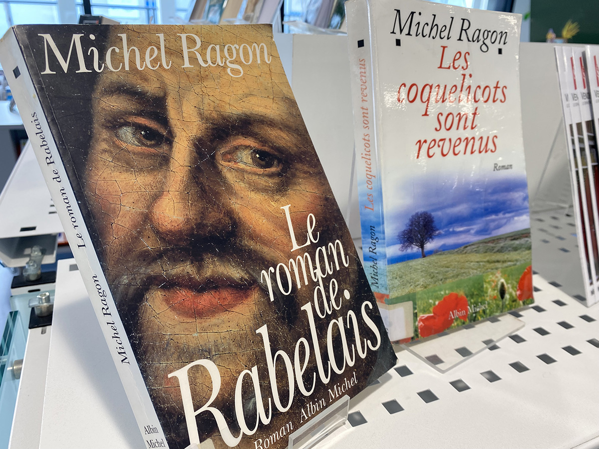 L'Hôtel du département de la #Vendée accueille du 17/02 au 5/04 une expo sur Michel Ragon pour le centenaire de sa naissance. L'occasion de (re)découvrir ses livres 📖à la #médiathèque de #laiguillonlapresquile et le réseau des médiathèques #sudvendeelittoral. C'est gratuit !