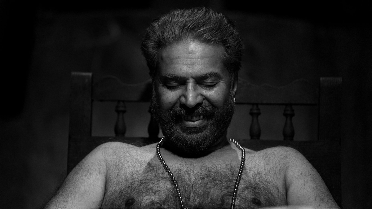 BheeshmaTalks's tweet image. #Bramayugam: A Cult Classic 🔥

One of the most brilliant film&apos;s ever made in Indian cinema.❤️‍🔥

The legendary #Mammootty delivers top notch and award winning performance. He is phenomenal and can&apos;t be compared with anyone 🙌

He is GOAT 🐐 

The score, visuals and frames are just…