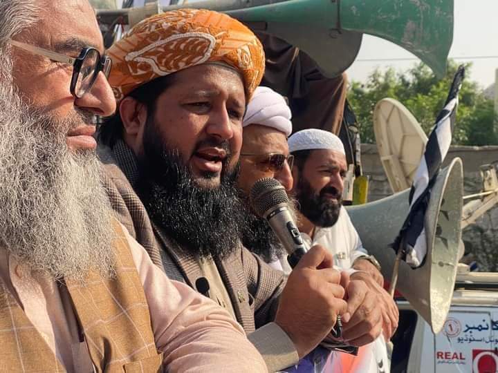 BazDotani786's tweet photo. جے یو آئی کے زیر اہتمام الیکشن کمیشن کراچی کے دفتر کے سامنے احتجاجی مظاہرے سے علامہ راشد محمود سومرو صاحب خطاب فرما رہے ہیں
#ایوان_نہیں_میدان https://t.co/QC30ryR6VP