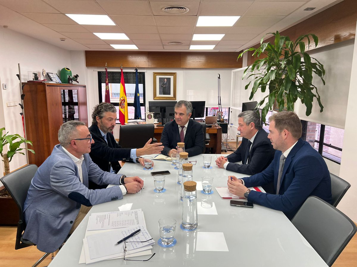 AremurMurcia's tweet photo. El presidente de #Aremur, ha mantenido una reunión con el Consejero, el Secretario General y el Dir.Gral. de Energía, junto al presidente de FREMM, para acelerar los procesos en el impulso de la transición energética en la Región de Murcia.
@SanchezEspin  @fremm_es https://t.co/DkF2fTiV49
