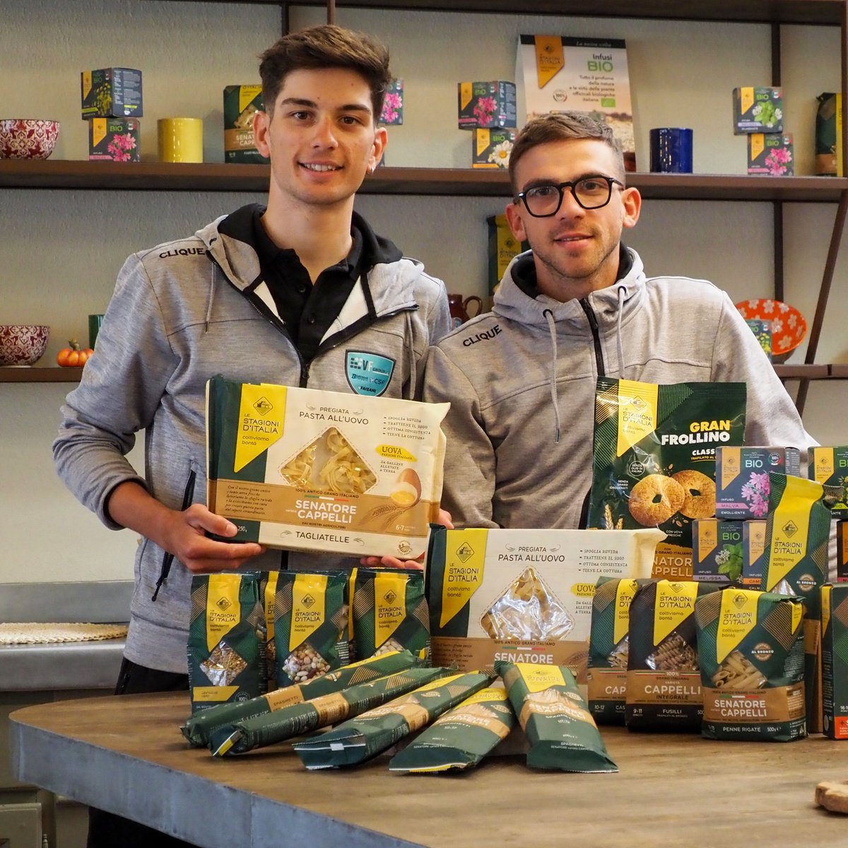 Bardiani_CSF's tweet photo. 🍝Per la stagione 2024, il team ha stretto una partnership con il marchio LeStagionid’Italia, noto per la qualità dei suoi prodotti.
🔗 News completa: https://t.co/P7Oed4vkXj
#lestagioniditalia #pasta #bfgroup https://t.co/zk5F5clfjb