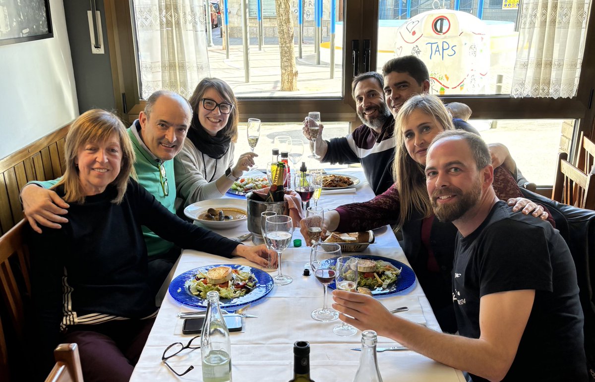 Esforç, insistència, justícia, resultats i celebrar!  Partit a partit, victòria a victòria, ens fem grans. Gràcies amics!
Moët rima amb concert?!!!!
<a href="/FEDAC_Angles/">FEDAC Anglès</a> <a href="/rafeliglesias/">Rafel Iglesias Giralt</a> <a href="/Cristin96215483/">Cristina Rull</a> <a href="/isapuig/">isabel puig</a>