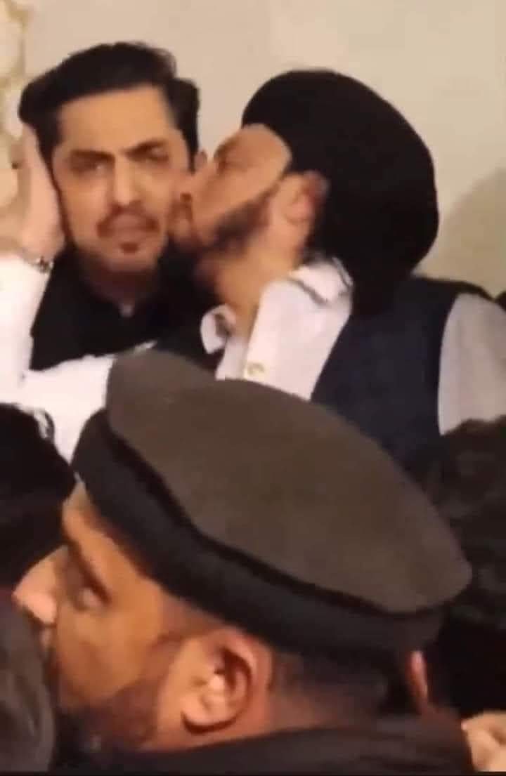 SheikhNaveedMu1's tweet photo. حق خطیب اور اقرار الحسن کو  ویلنٹائن ڈے پورے جوش و جذبے کے ساتھ منانے پر پوری قوم کی طرف سے مبارک باد 😁 https://t.co/e4bOByh3p0