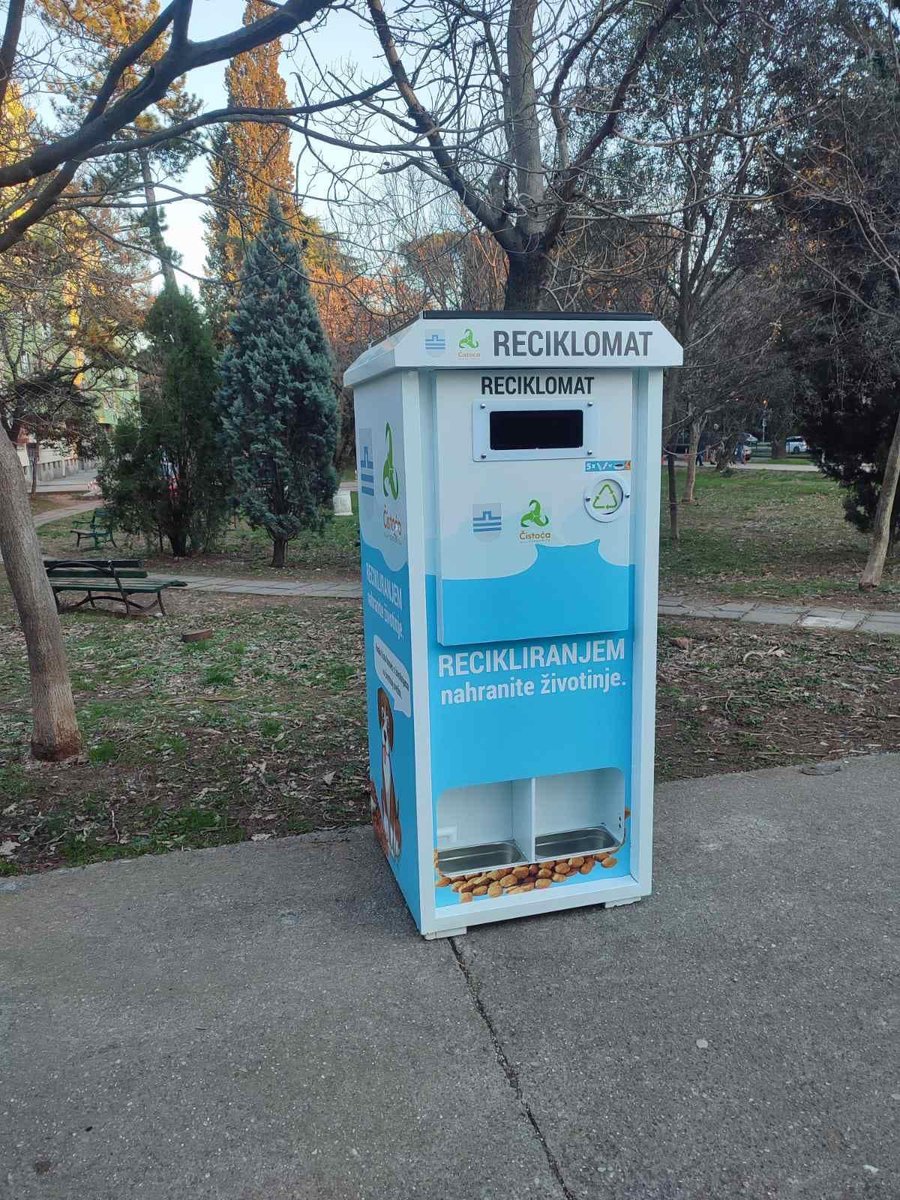 Makelau5's tweet photo. Konačno nešto lijepo i korisno. Na 5 lokacija su postavljeni reciklomati za plastične boce i limenke a zauzvrat izbacaju hranu za napuštene pse. Reciklomati se nalaze u Bloku V, na trgu Nezavisnosti, na Univerzitetskom trgu, Brdu Gorici i u Moskovskoj ulici. https://t.co/LO3NZurp18