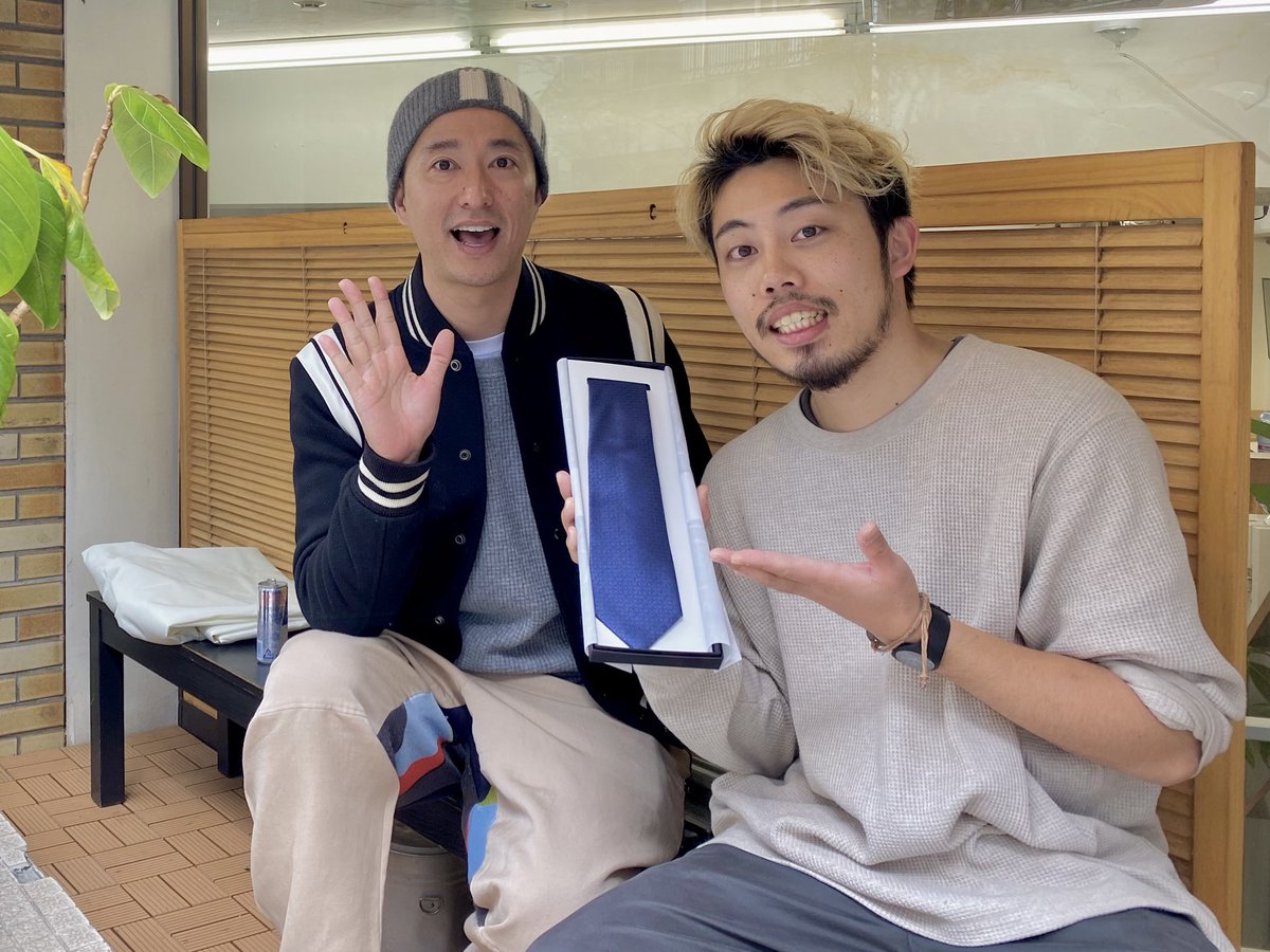 ryuhei_yamamoto's tweet photo. 先日までのバンク・バン・レッスンで、とてもお世話になった真太郎さんから、誕生日プレゼントを頂いちゃいました!🤩
ありがとうございます!
大人な男になります!
#秋山真太郎 #バンクバンレッスン
#ネクタイ
#grouptheater #グループシアター
#山本龍兵
#俳優 #役者 #舞台 #映画
#誕生日 https://t.co/MeyJDDTHAD