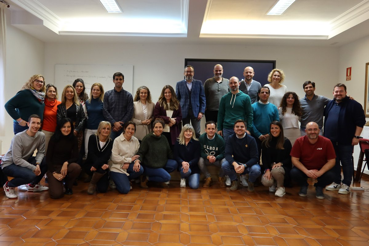 ¡Expertos en #dirección de centros educativos se forman en organización y liderazgo! Esta semana: 

➡️ Jesús Muñoz nos guía en la gestión de centros concertados y derechos en educación. ⚖️
➡️ Óscar Gonzalez nos impulsa en liderazgo y dirección de equipos.  #EscuelasSalesianas