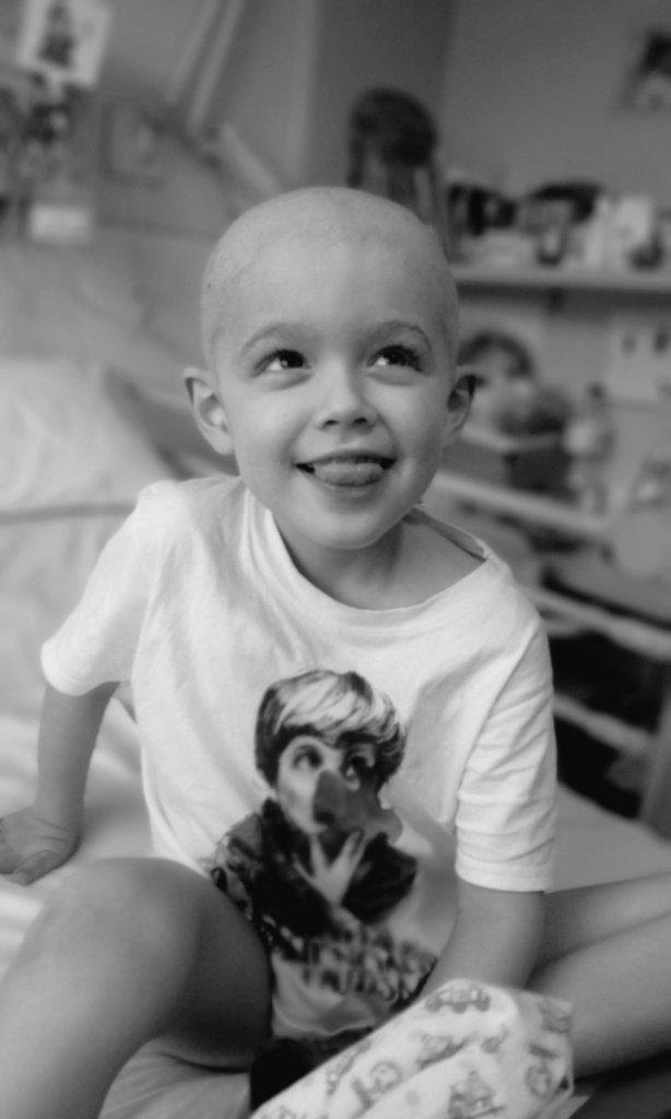 ana_mourelo's tweet photo. En ntro caso fueron 3 linfomas de Burkitt (estómago, páncreas y corazón) y 3 meses de ingreso. Afortunadamente gracias a un tto experimental ntro hijo se curó, y añadieron ese tto al protocolo.
Pero no todo el mundo tiene esa suerte.
Necesitamos que se siga investigando‼️ https://t.co/J1y5diqMsg