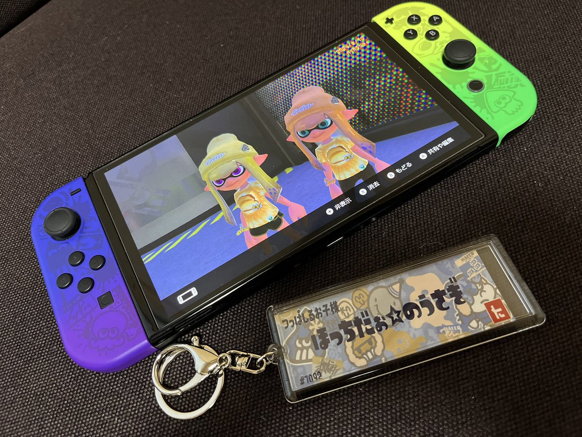 chibi_hocchi's tweet photo. 大好きなるーべっちから爆弾の📦が届いた🤭
もぉ、あたしの好きなもでいっぱい💕
ハダカ麦チョコは裸んぼで食べて！って事かなぁ🤣スプラのネームプレートはお仕事用のバックにつけたぁ💕スタバのボトルも明日から毎日使うぅ🫶🏻るーべっち、お手紙もありがとう💕
うれしすぎて鼻血出そう w https://t.co/WihJHahsKO
