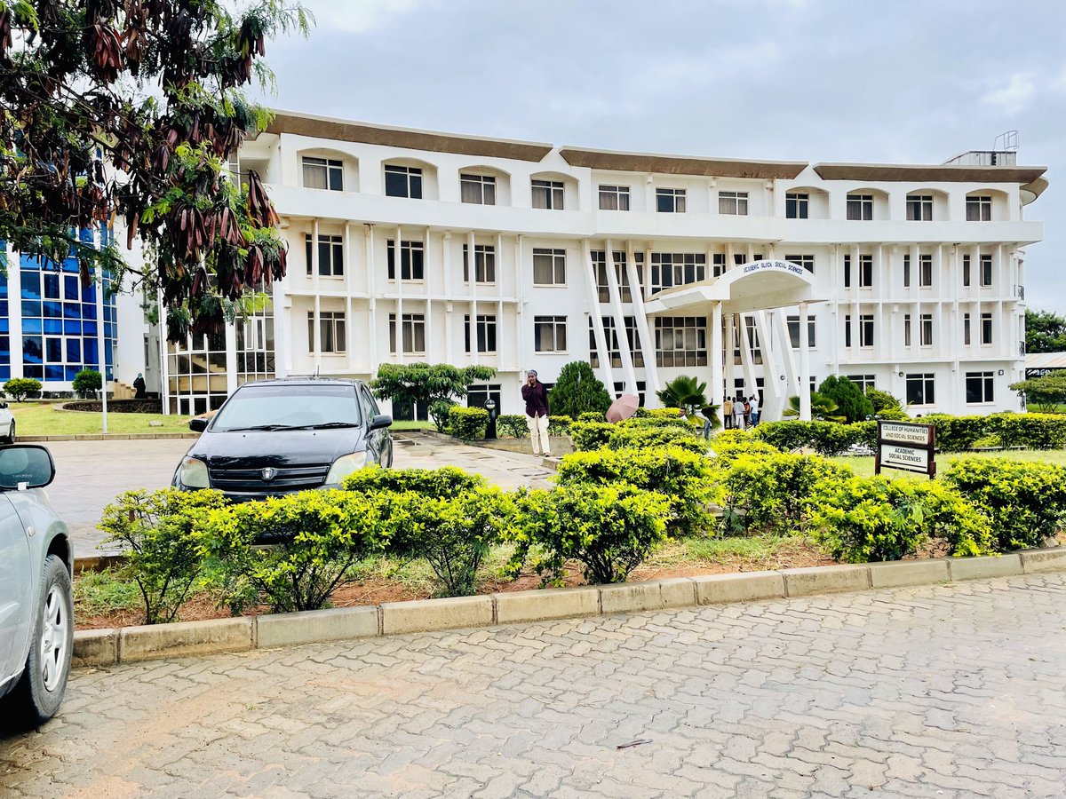 hamidumikidadi's tweet photo. Tukiachana course za Diploma, hapa CHSS zinatoka Degree-PhD. Soon nitashusha uzi wa idadi ya Course kutoka katika College hii Mashuhuri UDOM.
#UDOMEmbracingKnowledge https://t.co/310yyfonKr