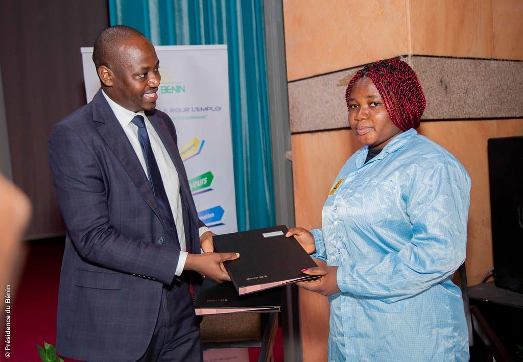actualites229's tweet photo. 🇧🇯 Le #ProDIJ initié et financé par @gouvbenin avec l'appui de la @Banquemondiale a permis de sortir 474 jeunes du chômage. Ces derniers ont signé le mercredi 14 février 2024 leur 1er contrat de travail avec l'entreprise AdMec-CTIB.
🌐Retrouvez l'article=> https://t.co/J2Iih0DyJy https://t.co/8JfjsdKkFR