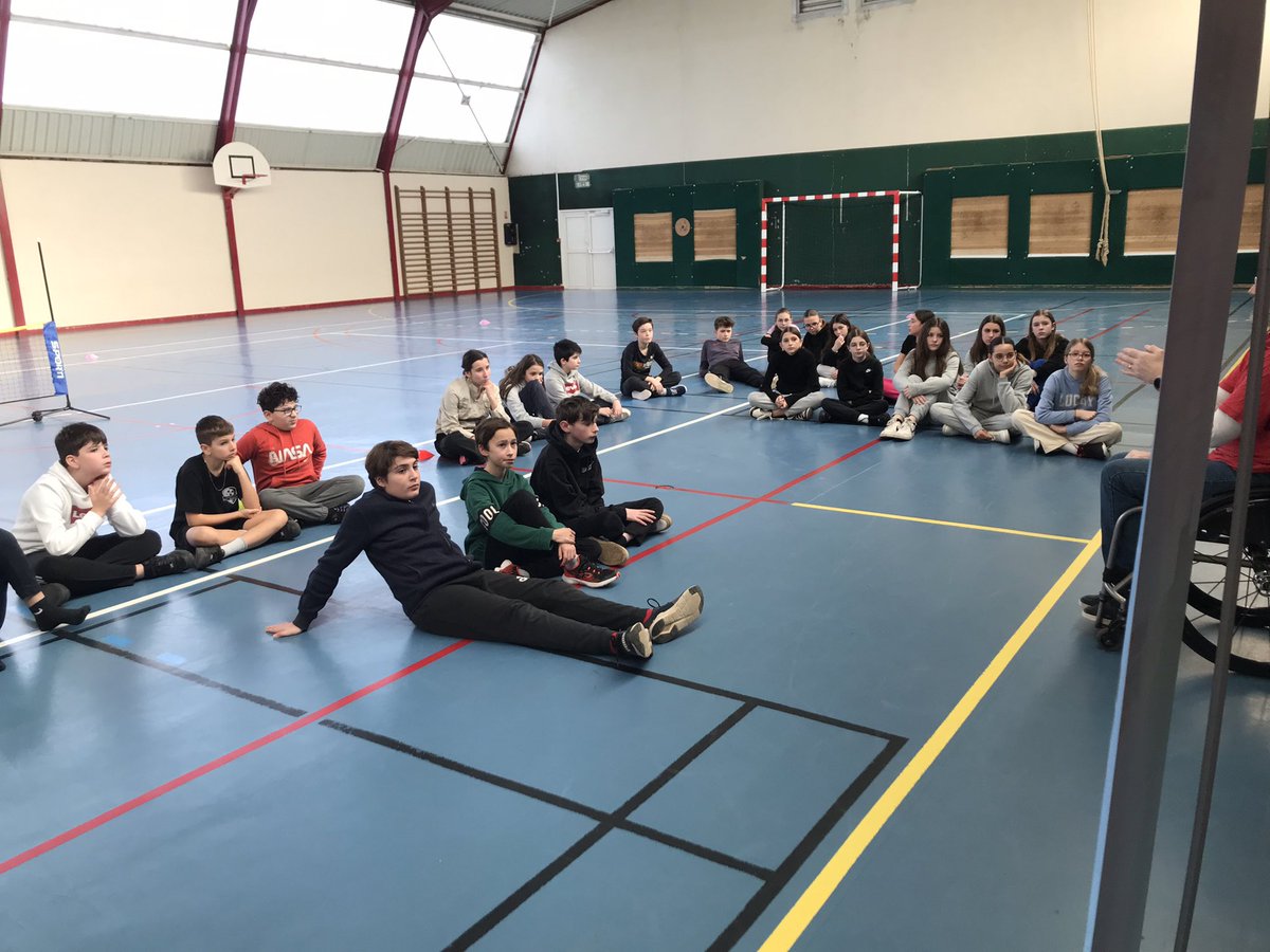 CpeKaren's tweet photo. Journée CESCE pour tous les 5èmes au collège Camille Guerin 
Atelier 1 , découverte du volley assis 
@acpoitiers https://t.co/0f4IVRrztA