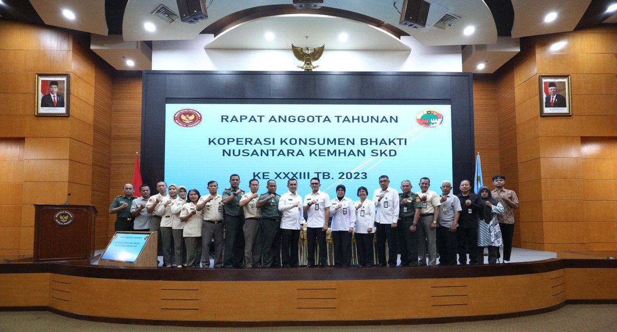 Kemhan_RI's tweet photo. Turut hadir dalam rapat anggota tahunan yaitu Anggota Primkop Kemhan, YKPP @asabri_official .
#Kemhan #KemhanRI #Asabri https://t.co/A61q1YlekJ