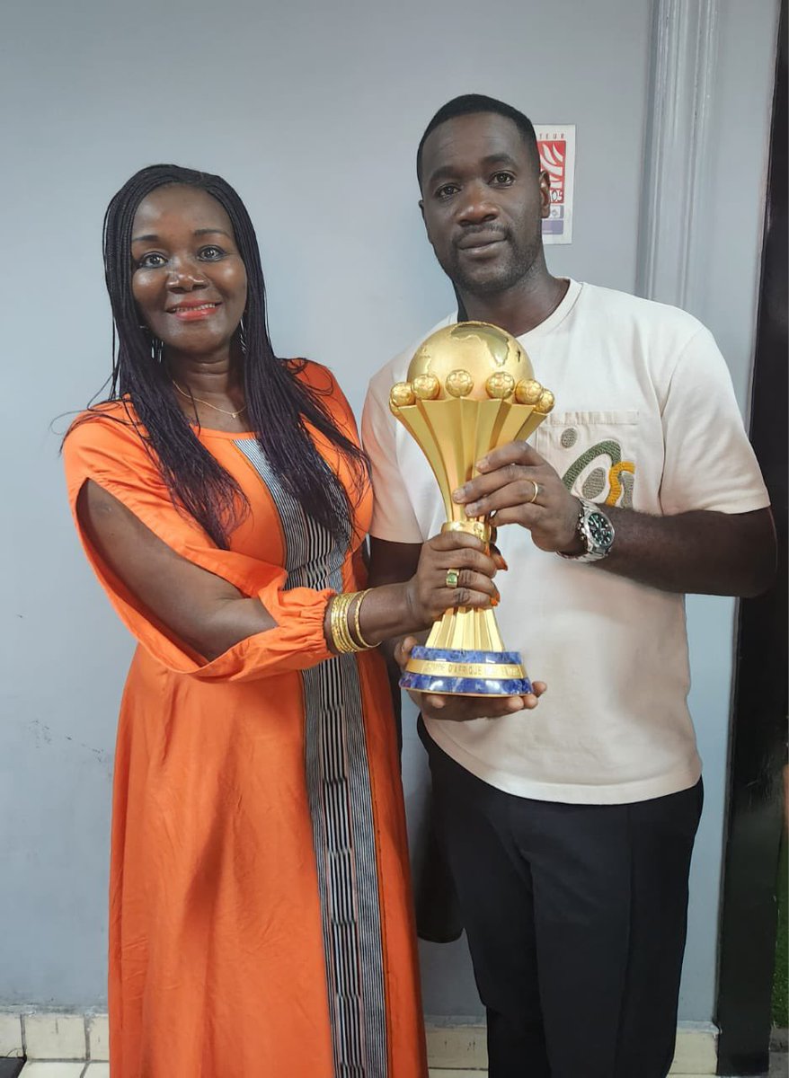 FernandDdeh's tweet photo. À Barthelemy Zouzoua Inabo: Une question à la FIF : comment capitaliser l’engouement populaire créé par la coupe d’Afrique des nations pour la relance du football en Côte d’Ivoire ? Une question au gouvernement et au ministère des Sports, quel modèle de gestion des infrastructures sportives héritées de la CAN ? Ton Camarade a donné des instructions fermes et encouragé la réflexion pour relever le défi du futur. 

« Dans le but de consolider les acquis de cette CAN, je demande à Monsieur le Premier Ministre de faire en sorte que l’entretien, la maintenance et l’exploitation optimale des infrastructures de grande qualité dont nous disposons désormais soient une priorité immédiate ».   Ton Camarade ne pouvait pas dire moins. La Côte d’Ivoire doit tirer les leçons des expériences des autres pays africains pour la gestion, l’utilisation et l’entretien des six stades de compétitions et des vingt-quatre stades d’entrainement construits et/ou réhabilités à l’occasion de la CAN2023. Pareil pour les cités-CAN, dans les villes de Bouaké, Korhogo et San-Pedro. 
Le COCAN,  six mois avant l’ouverture de la CAN2023, avait initié une rencontre d’échanges avec les acteurs du sport en Côte d'Ivoire et les experts français, marocains et camerounais sur l’héritage de la CAN. Des résolutions fortes avaient été arrêtées à l’occasion. Malheureusement, dans le champ des querelles ivoiro-ivoiriennes, le ministère des Sports, à l’époque, avait boudé cette rencontre de haut niveau. 

Sincèrement, ton Camarade  et le gouvernement ont fait sa part. Depuis 1960, la Côte d’Ivoire comptait dix-neuf stades de compétition. Tous construits sous le règne du Père fondateur. Toutes ces infrastructures étaient mal entretenues et/ou abandonnées. L’Office national des sports a fait la preuve de son incapacité à tenir le pari. Faute de moyens suffisants et de ressources humaines qualifiées. 
En 2007, la fédération ivoirienne de football a pris ses responsabilités pour réhabiliter les pelouses des stades Robert Champroux de Marcory et du Parc des Sports de Treichville, avec les fonds engrangés après la coupe du monde 2006. 
En 2015, c’est encore la Fédération ivoirienne de football qui a financé l’éclairage des deux stades suscités pour permettre la pratique du jeu la nuit. La FIF, grâce à deux projets FIFA, a construit les stades synthétiques de Yopougon et d’Abobo. La faillite du ministère des Sports dans la dynamique de la construction, la réhabilitation et l’entretien des stades est évidente. 

Le monde entier salue la qualité des infrastructures acquises pour la CAN. Le monde entier observe la Côte d’Ivoire.  La réflexion a commencé avec le COCAN. Selon mes informations, le ministère des Sports mène des réflexions de son côté. Le président de la Fédération ivoirienne de football a mis le pied dans le plat. Il a fait trois propositions à haute voix : 
1 - La création d'une entité spécialisée pour l'entretien et l'exploitation des infrastructures 
2 - La transformation des Cités CAN en Pôle de Développement Sportif Régional.
3 - La mise en place d'un fonds spécial pour le développement du football pour les jeunes.

Il faut battre le fer pendant qu’il est chaud. Le ministère des Sports, la FIF et le COCAN doivent se retrouver rapidement pour adopter les principes et modalités de gestion de l’héritage de la CAN et les soumettre au gouvernement. Il faut en finir avec la gestion patrimoniale et les réactions d’orgueil sur ce chapitre. En finir aussi avec les polémiques qui ne servent pas le sport.