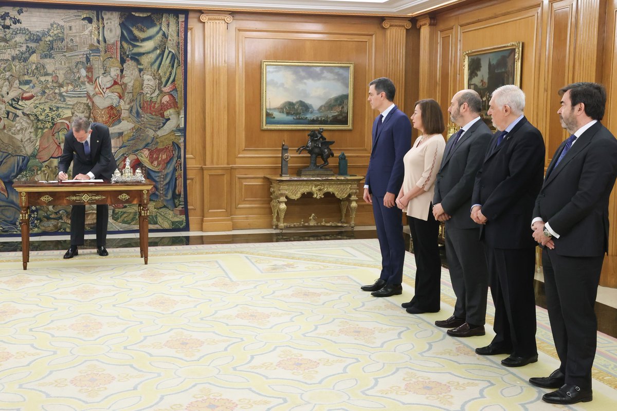 CasaReal's tweet image. El Rey sanciona la reforma del artículo 49 de la Constitución Española, en presencia de los Poderes del Estado.
➡️casareal.es/ES/Actividades…