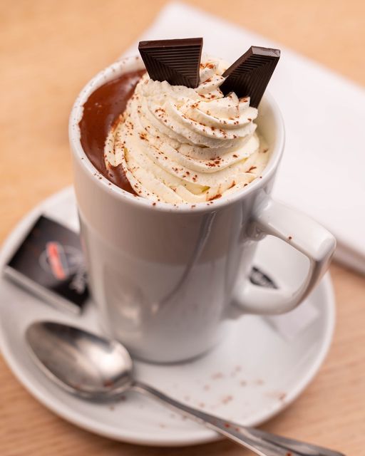 Pour le petit déjeuner ou le goûter, venez goûter à notre  chocolat chaud : bien épais et avec une belle dose de chantilly maison.
#chocolatchaud #toulouserestaurant #restauranttoulouse