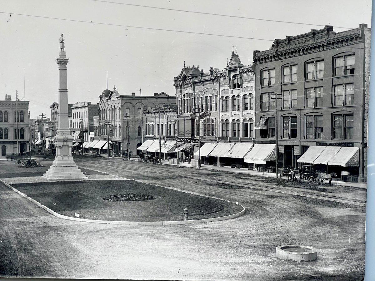 racinedowntown's tweet photo. #TBT 1890s #MonumentSquare
Notice the horse watering through.
Thank you Clem Larrin-Krivich for the photo and info
#DowntownRacine #RallyForRacine #RacineWI #AskMeWhyILoveRacine #RacineWisconsin #RacineVibes https://t.co/XM6X2GxVjo