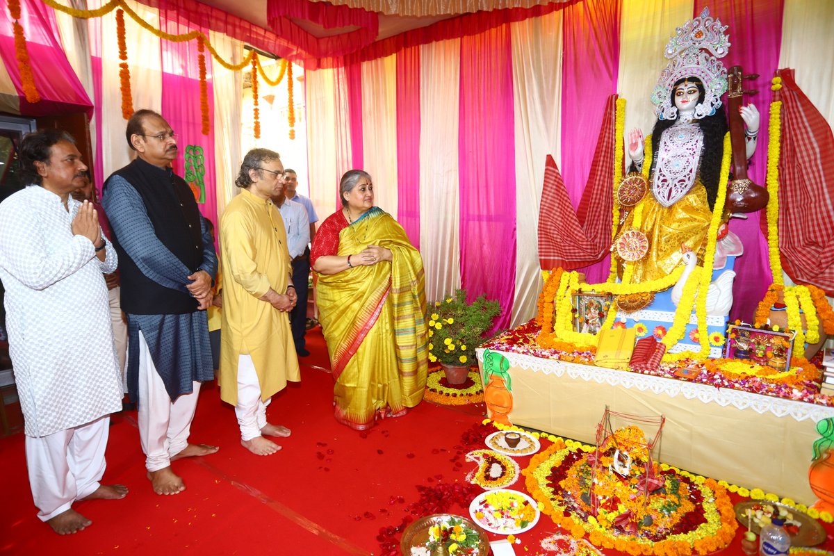 On the auspicious occasion of Saraswati Puja, Padma Shri recipient, Shubha Mudgal along with Aneesh Pradhan and Sudhir Nayak graced Foundation’s Saraswati Puja celebrations. #Kolkata @Anindita0909 @smudgal @aneesh