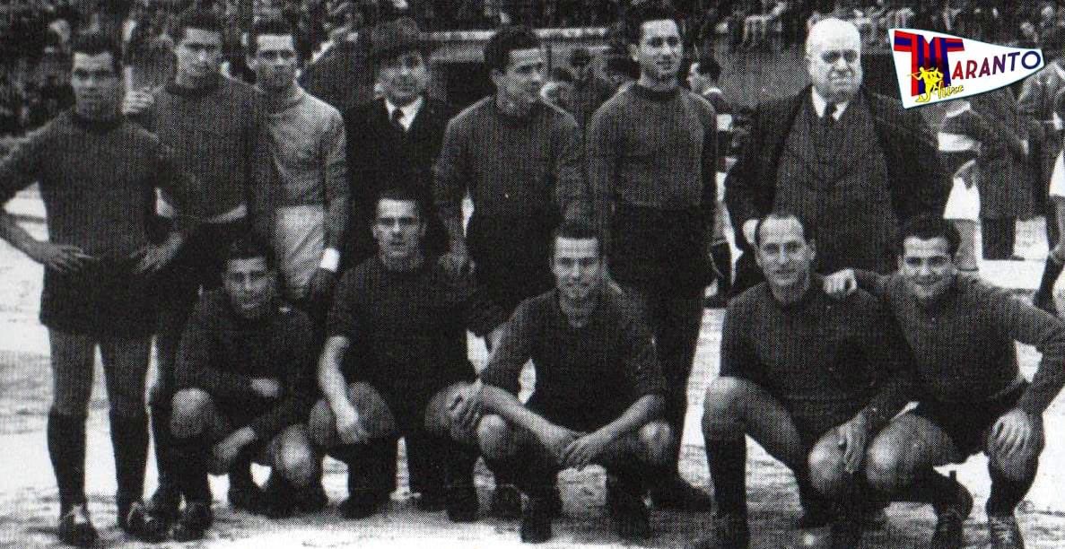 tarantoshirt's tweet photo. Maglia indossata dall'Audace prima e dal Taranto poi nei primi anni successivi alla Seconda Guerra Mondiale.
In lanetta pesante con bordo colletto e polsini di colore azzurro, numerazione in pannolenci. https://t.co/48q4zqFsht https://t.co/nY0xrpd7RI