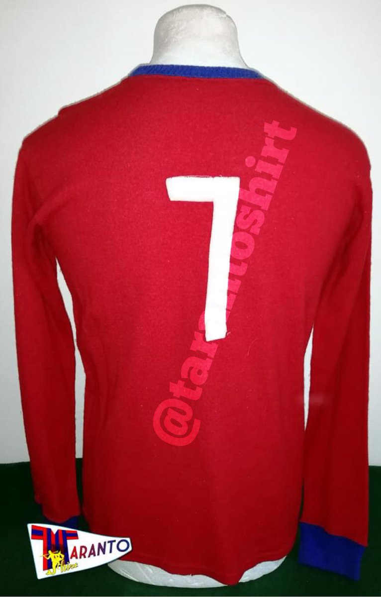 tarantoshirt's tweet photo. Maglia indossata dall'Audace prima e dal Taranto poi nei primi anni successivi alla Seconda Guerra Mondiale.
In lanetta pesante con bordo colletto e polsini di colore azzurro, numerazione in pannolenci. https://t.co/48q4zqFsht https://t.co/nY0xrpd7RI