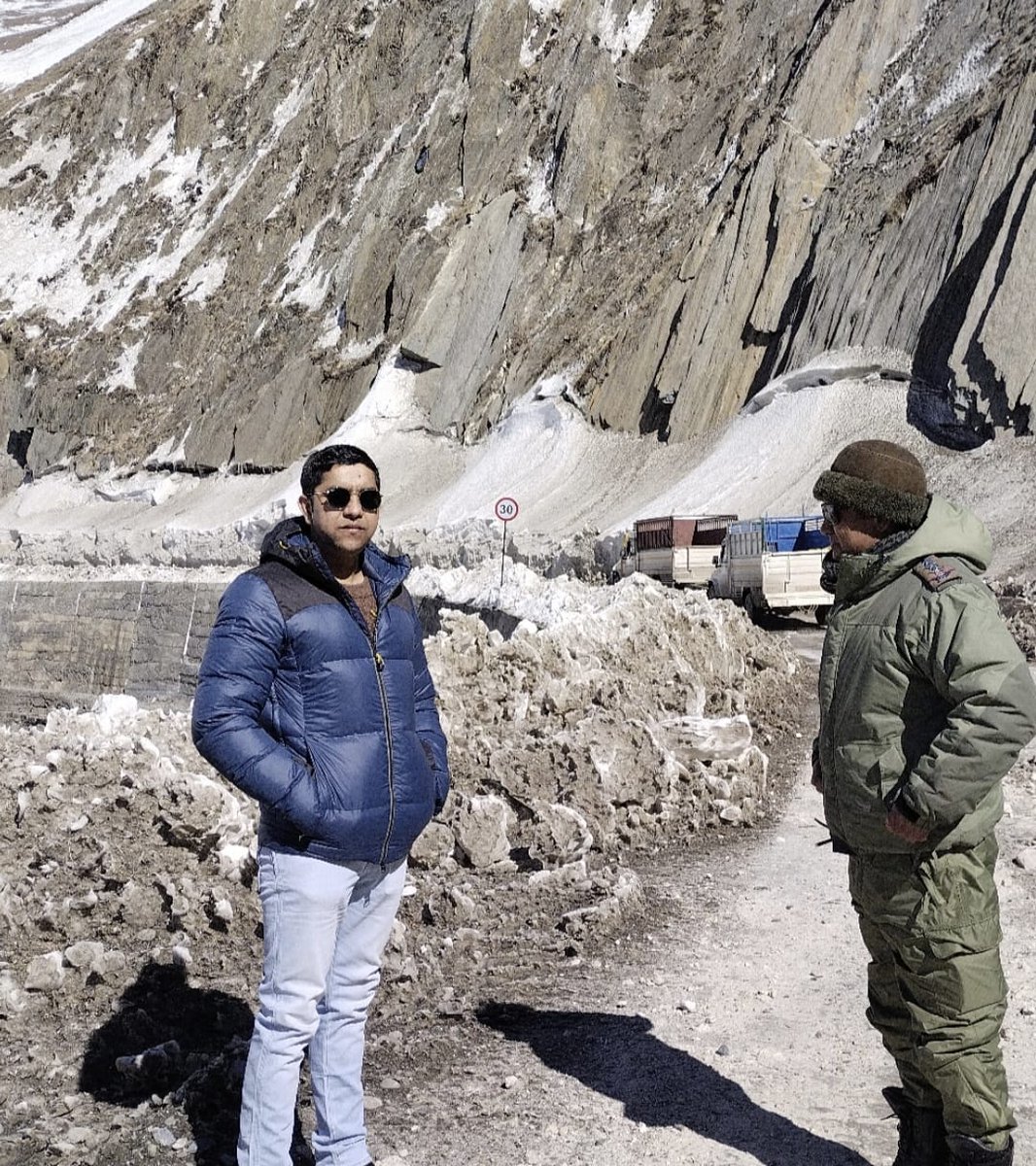 DIPR_Kargil's tweet photo. Today on 15.02.2024 as per traffic advisory for movement of vehicles on Zojila Axis, around  138 vehicles with 157 passengers crossed Zojila Axis towards Sonamarg side. SDM Drass &amp; SHO Drass monitored movement of vehicles at various places like Gumri, Khanpatri and India Gate. https://t.co/4R5BSIIMre
