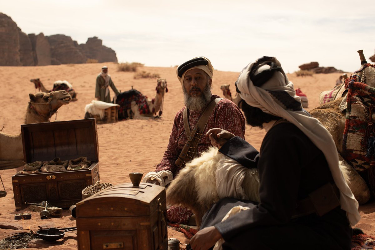 RedSeaFilm's tweet photo. "بين الرمال"، الذي فاز بجائزة لجنة التحكيم في دورة ٢٠٢٢ من مهرجان البحر الأحمر السينمائي الدولي، يعرض الآن في دور السينما في جميع أنحاء المملكة العربية السعودية. يمثل هذا الفيلم، من إخراج محمد العطاوي، علامة فارقة في السينما السعودية، كونه أول فيلم سعودي يتم تصويره في مدينة المستقبل نيوم والذي يضم طاقم تمثيل سعودي بالكامل.

"بين الرمال" هو قصة مؤثرة عن اكتشاف الذات. تدور أحداث الفيلم حول سنام، تاجر التبغ البالغ من العمر 23 عامًا، والذي يجسد دوره الوجه الجديد رائد الشمري، في رحلته المحفوفة بالمخاطر عبر الصحراء. بعد تعرضه إلى سلب جميع ممتلكاته من قطاع الطرق، تتحول مهمة سنام للعودة لزوجته الحامل إلى صراع من أجل البقاء. في اتساع الصحراء، يكون علاقة فريدة مع ذئب وحيد، ويواجه ماضيه المظلم في وحدته.

#مؤسسة_البحر_الأحمر_السينمائي #مهرجان_البحر_الأحمر_السينمائي_الدولي #نيوم