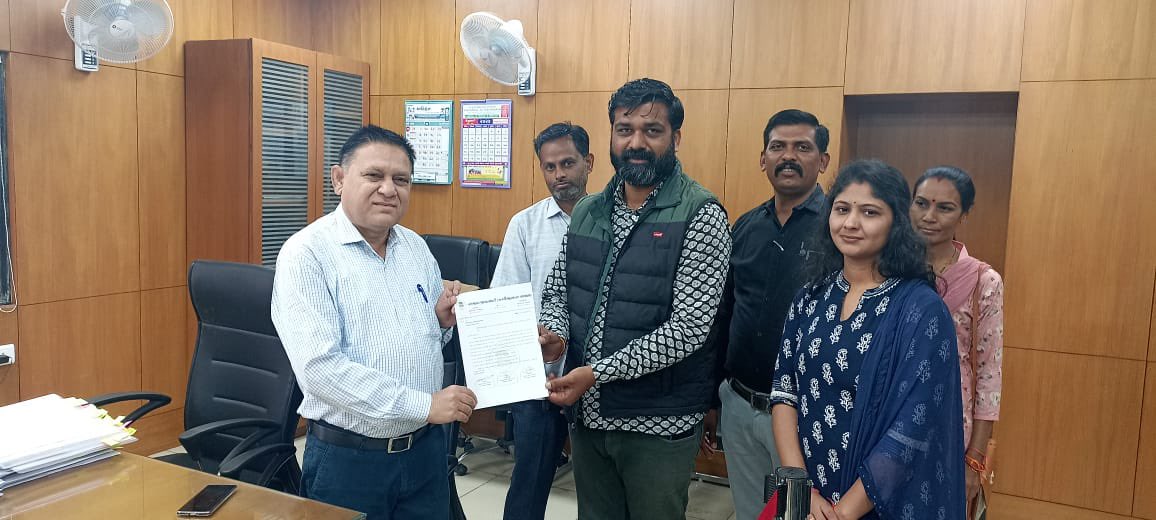 જૂની પેન્શન યોજના લાગુ કરવા સહિત વિવિધ પડતર માગણીઓ સંદર્ભે મે. જિલ્લા વિકાસ અધિકારી સાહેબ પંચમહાલ અને મે. નાયબ જિલ્લા વિકાસ અધિકારી પંચમહાલ ને પંચમહાલ જિલ્લા તલાટી કમ મંત્રી મંડળ દ્વારા આવેદન પત્ર આપવામાં આવ્યું.