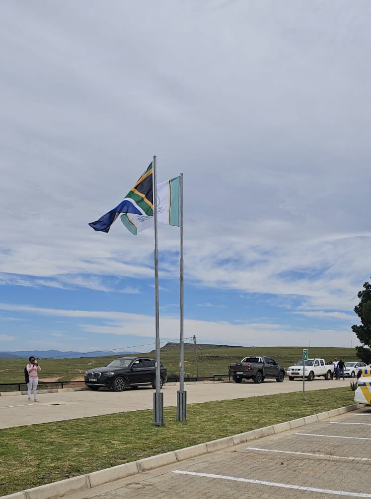 coegadevcorp's tweet image. [LIVE UPDATE]

MEC of Education, Hounarable Fundile Gade and Coega Executive Manager, Dr. Mabula during media interviews about the handover of the school.

#coegadevcorp #implementingagent  @ECDOEZA