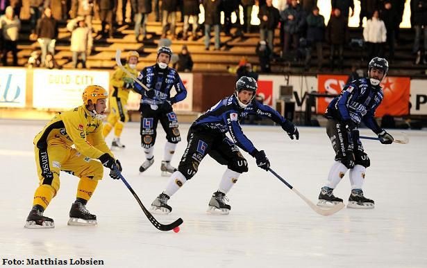 vetlandabandy's tweet photo. 2009 var senast som VBK och Sirius möttes i kvartsfinal. VBK vann match 1 med 5-2 men sedan vände lyckan. Sirius vann med 2-1 i snöstorm i match 2 och avgjorde sedan i match 3. 

Nu går vi för kvartsfinalsrevansch! 💛🖤

Köp biljetter här: https://t.co/isRXeGQO6G #svbandy https://t.co/cdII8AhcfY
