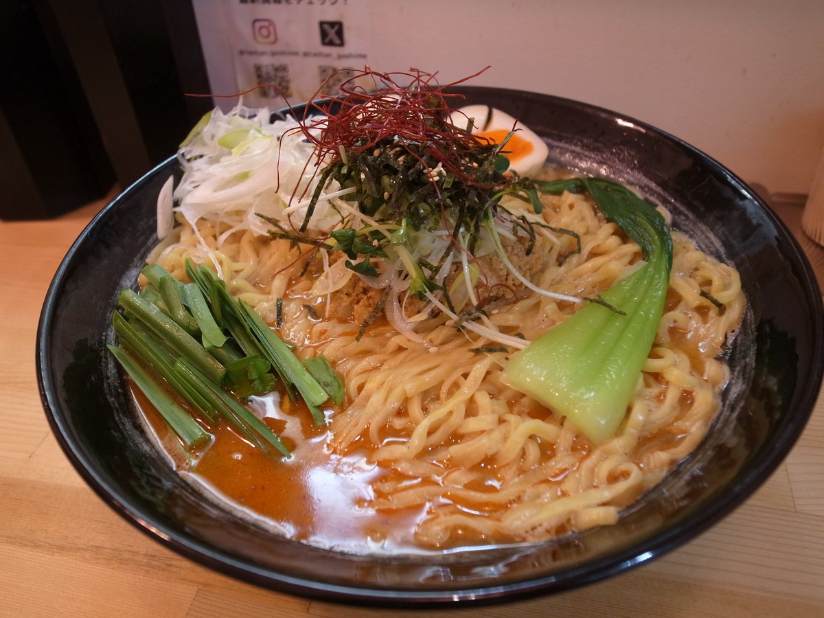 昨夜、愉快な小岩の民達と馬場でラーメン食べて帰りましょって話しになり、お目当てのお店に向かったけれど時間外…
小岩の民達は、小岩へと移動していきました
残された僕は馬場でラーメン難民に🍜
そこで、気になった担々めん 漁〆（ごしめ）さんへボッチで突入