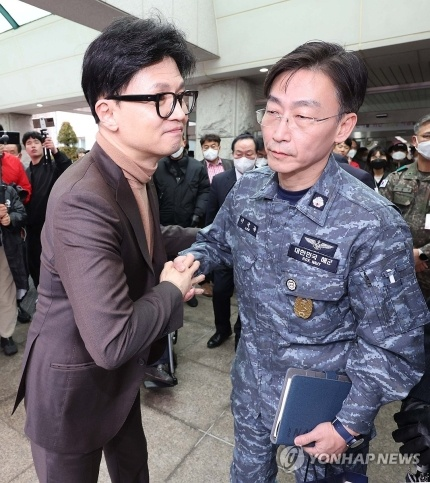 이국종 국군대전병원장과 인사하는 한동훈 비상대책위원장.news 
 
아니 ㅋㅋㅋㅋㅋ 진심 
사진강제로찍는표정 
이보다 더할수가 없는ㅋㅋㅋㅋ