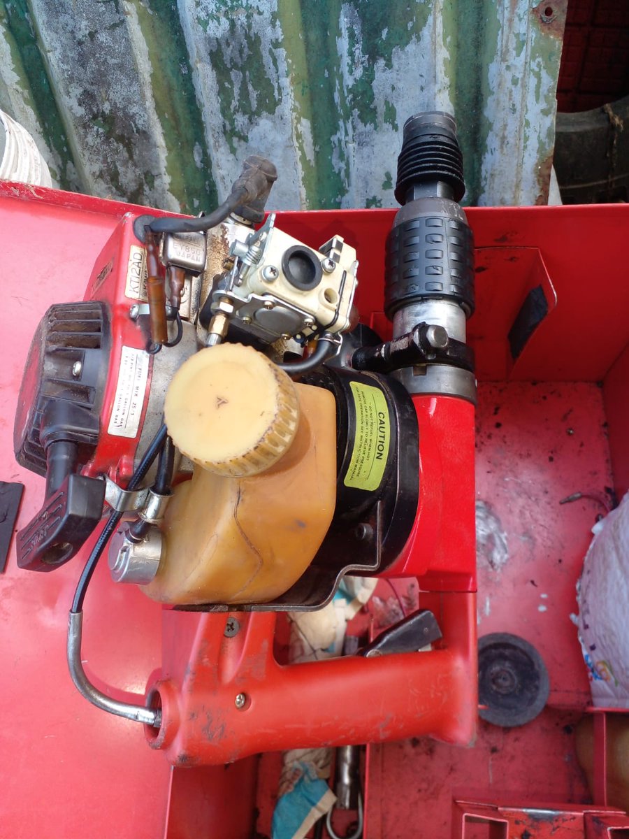 caine246's tweet photo. #throwbackthuraday a few years ago I bought this off Ebay. The advert said it was for spare parts. I eventually got it running. Launched in 1988, I present the Hilti GP22 Kawasaki powered Rotary Hammer drill. An absolute beast. #kawasaki #hilti #notgolfrelated lol. https://t.co/NvLFYAPj1f