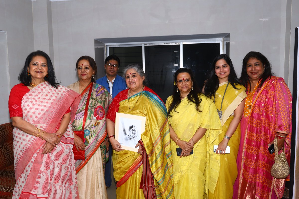 Our in-house artist Sudipta Kundu presented Padma Shri recipient Shubha Mudgal a hand sketched portrait of her on the occasion of #SaraswatiPuja. @smudgal @SudiptaKundu15 @ehsaaswomen @DattaSangeeta @GouriBasu @VarmaMalika @Anindita0909 @manishajain1011