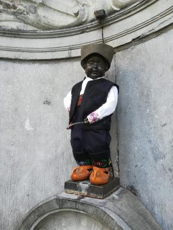 Zum heutigen serbischen Nationalfeiertag trägt der belgische Manneken-Pis in der Brüsseler Innenstadt serbische Tracht 👇🏼