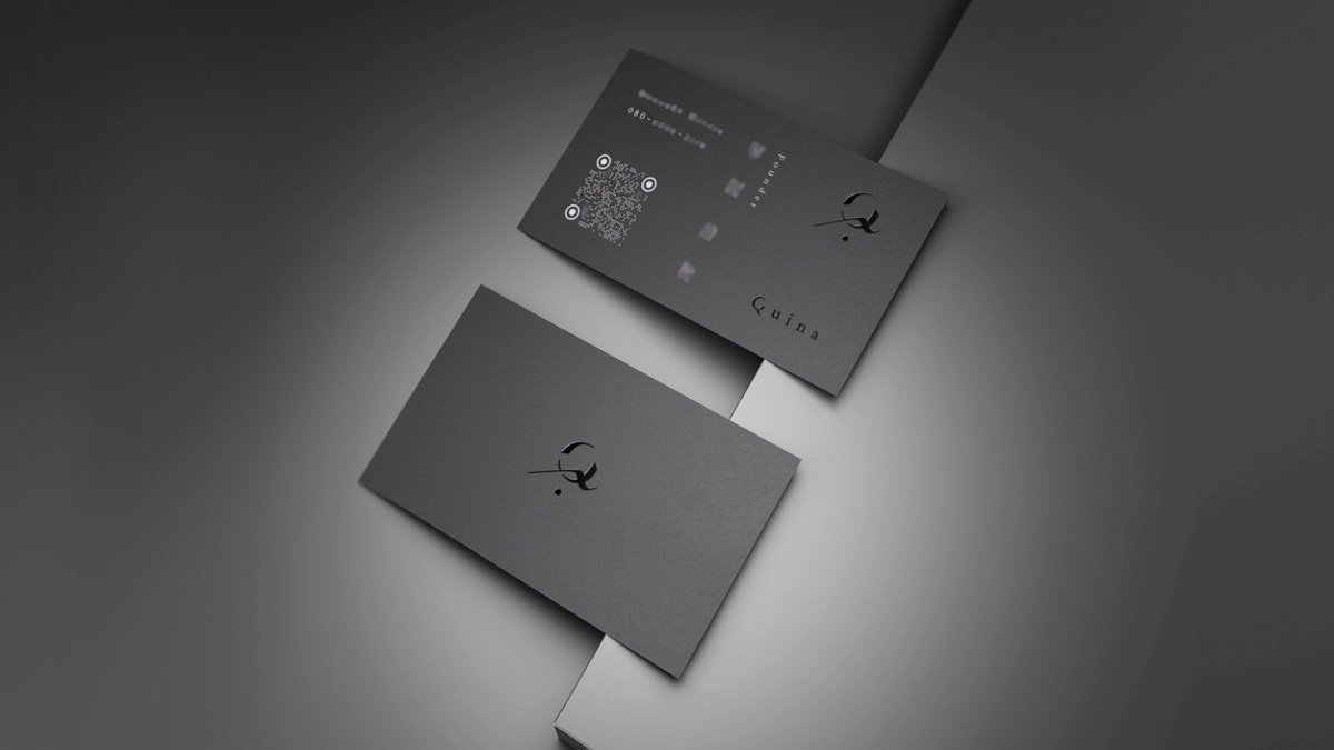 yucodesign's tweet photo. 【 Work 】
顧問業・パートナー業・M&Aサポートを行うQUINA株式会社様のロゴデザインをさせていただきました。

今を大きく越えて未来へと飛躍する第一歩を。時代の変化とそれぞれの人生の時間の経過とともにQUINAが問いをたて続けながら寄り添い、二人三脚で歩む。

Qは、「questionー問い」「クオリティ」などの意味をもち、現在の状態を示すドッ���の上を大きく超えていく表現。
ロゴ全体が？マークをモチーフにしたものとなっています。

◼︎名刺のデザインについて:

役職・お名前・QR・ロゴのみに絞った
シンプルなデザイン。

400kgの厚みのケンランディープブラックにロゴはマットな質感と相対する光沢のある黒箔を用いることで主張を抑えた中にも存在感を。
お名前などの情報は艶消し銀箔を用いています。(白箔のご要望もあったのですが、コントラストが強くなりすぎるため銀箔にすることを提案させていただきました。)